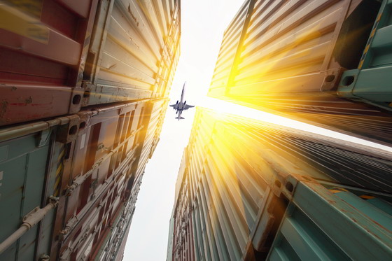 掠过集装箱货场的飞机摄影高清图片素材