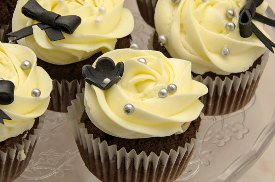 黄色雕花纸杯蛋糕特写摄影高清图片素材