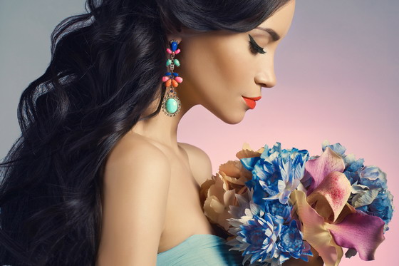 拿着花束的抹胸装美女摄影高清图片素材