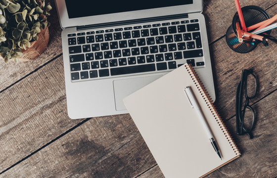 桌上的记事本与笔记本电脑摄影图片素材