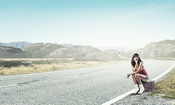 在公路边等着搭便车的美女高清图片素材