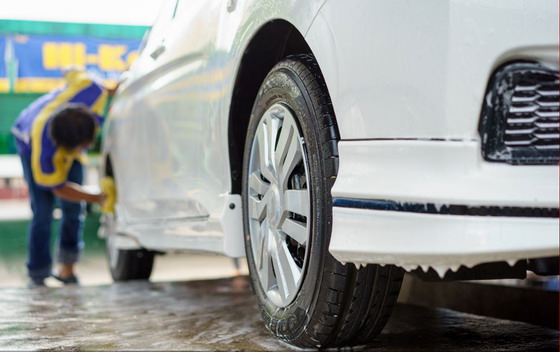 在进行清洗的白色汽车摄影高清图片素材