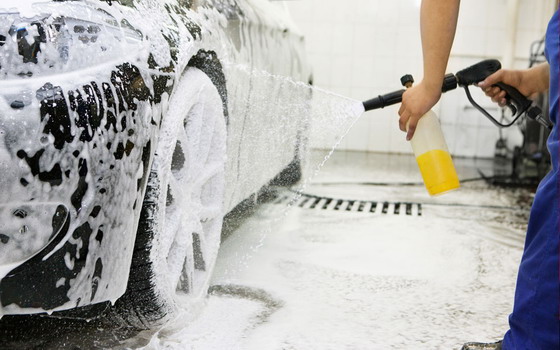 接受全方位清洁服务的汽车高清图片素材