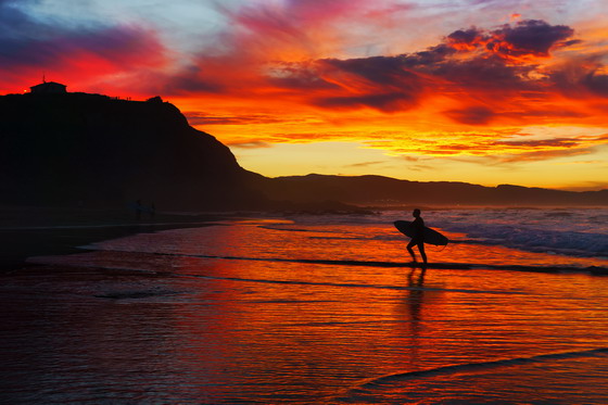 天边火烧云与冲浪人物摄影高清图片素材