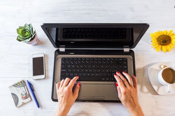 桌面上的咖啡杯鲜花等摄影高清图片素材